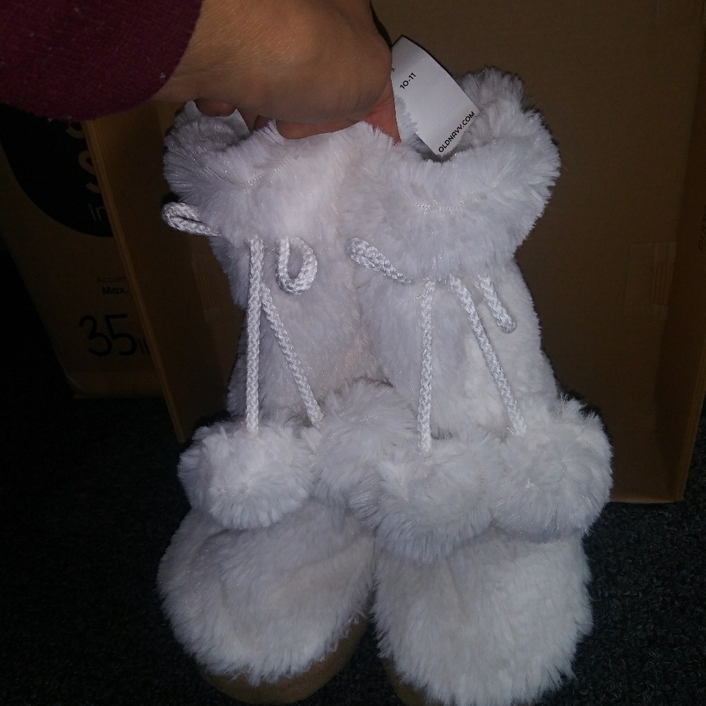 White fur kids boots